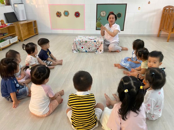 Lớp 13-24 tháng trong giờ nhận biết tập nói    Qủa Bưởi  